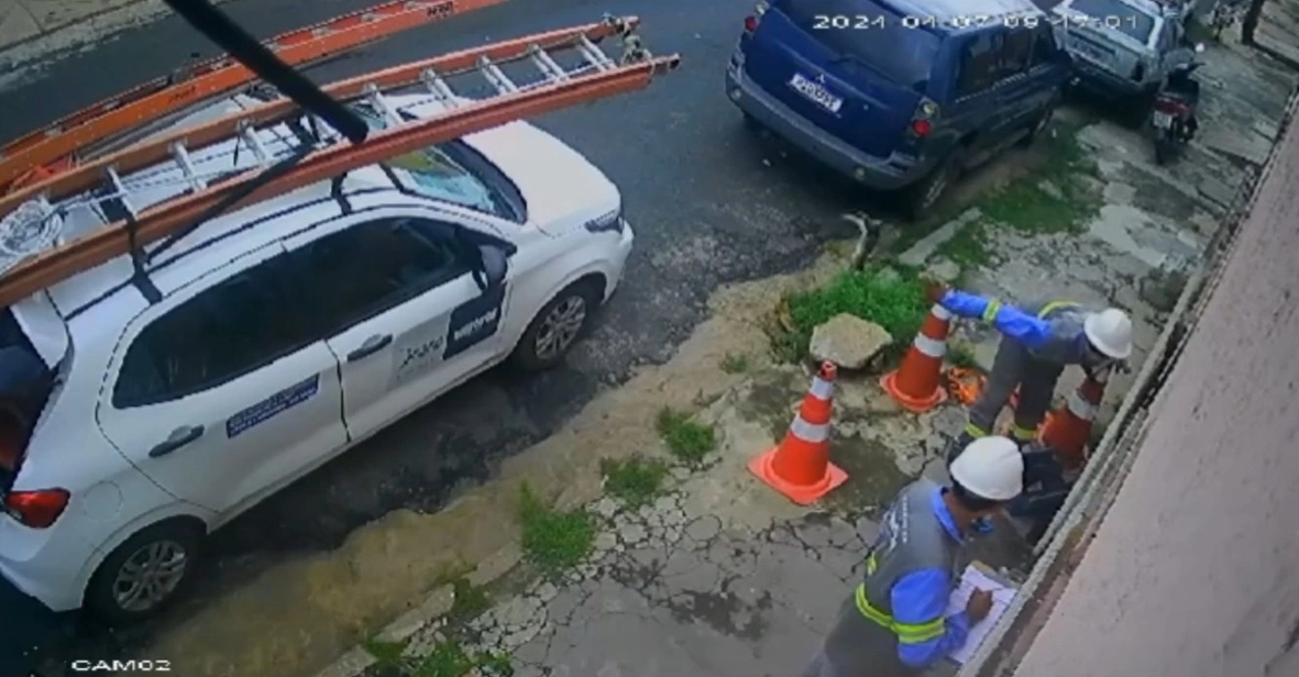 Momento em que funcionário arremessa gato contra carro