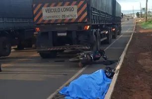 Motociclista morreu após colidir contra carreta (Foto: Reprodução)