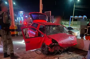 Motorista perde controle de carro e colide contra grade de supermercado em Picos (Foto: Reprodução)