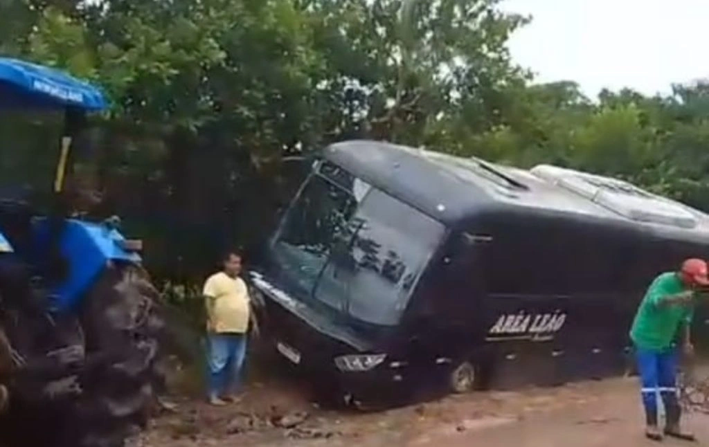 Ônibus com passageiros fica atolado e quase tomba na PI 224 em Beneditinos