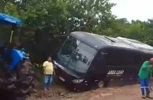 Ônibus com passageiros fica atolado e quase tomba na PI 224 em Beneditinos (Foto: Reprodução)