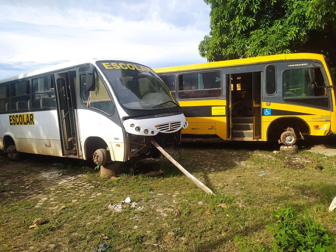Ônibus escolares abandonados na garagem da prefeitura de Monsenhor Gil