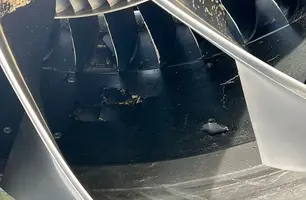 Parte danificada do motor de um avião que foi atingido por urubus (Foto: Reprodução)