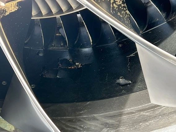 Parte danificada do motor de um avião que foi atingido por urubus