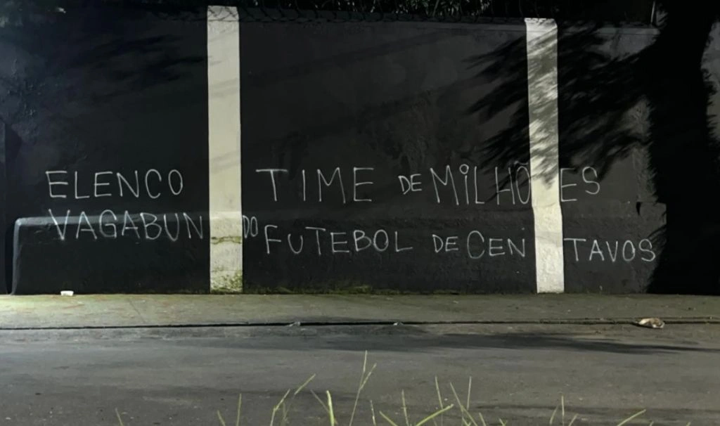 Pichações no muro do Parque São Jorge