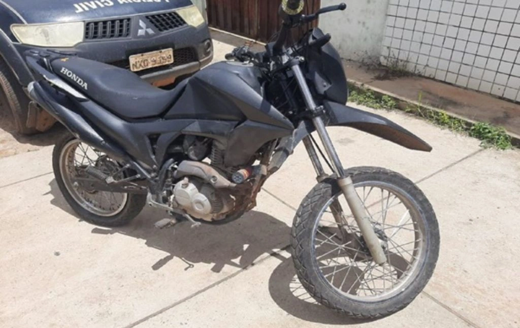 Polícia civil identifica casa em Timon com moto roubada, armas e drogas