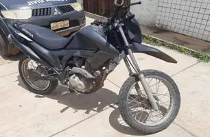 Polícia civil identifica casa em Timon com moto roubada, armas e drogas (Foto: Reprodução/DICAP do 2º DP de Timon)