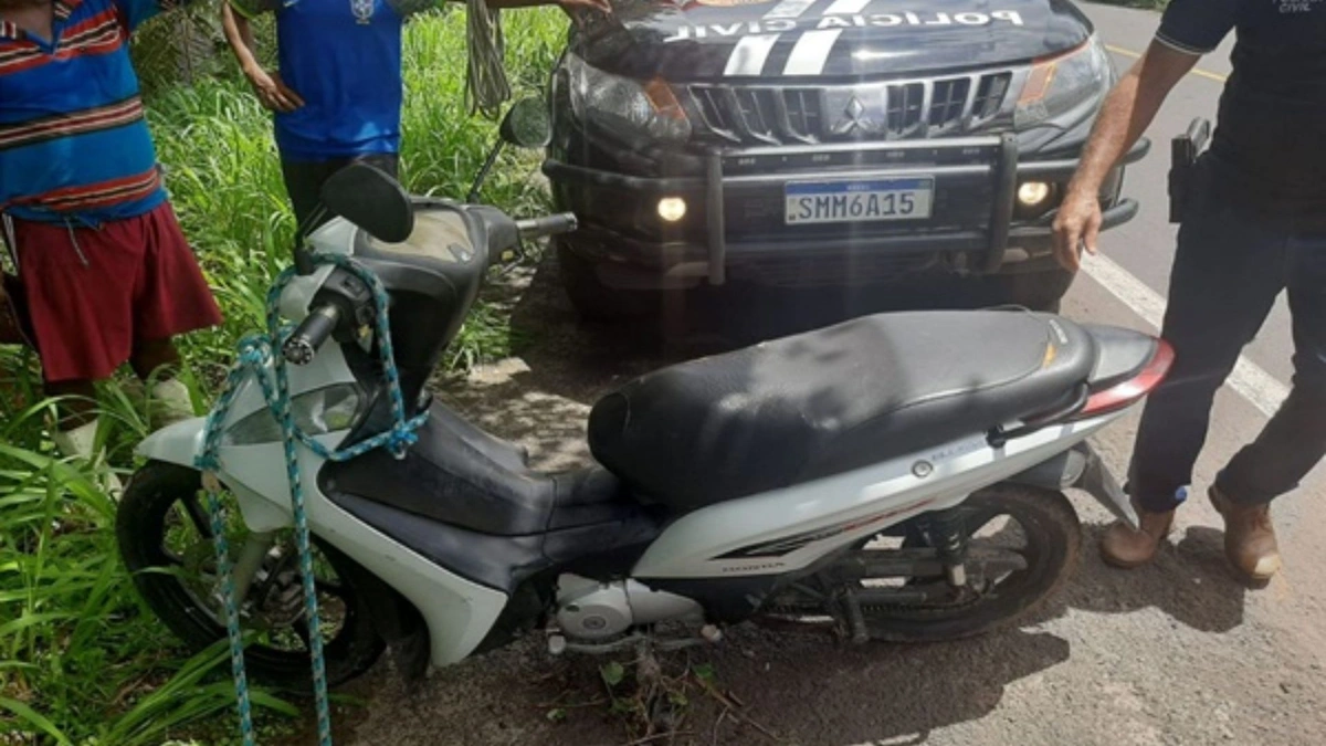 Polícia flagra adolescente escondendo moto roubada dentro de mato em Timon