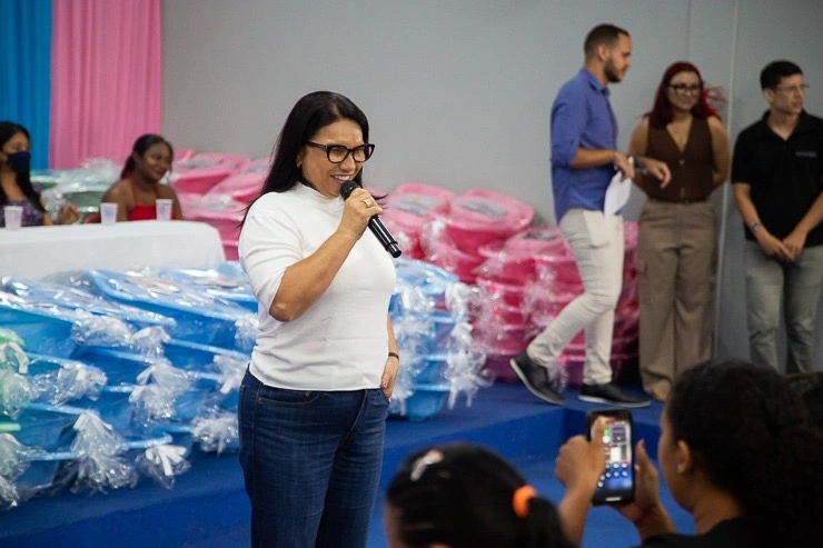 Prefeita Dinair Veloso durante uma das atividades de entregas de enxovais