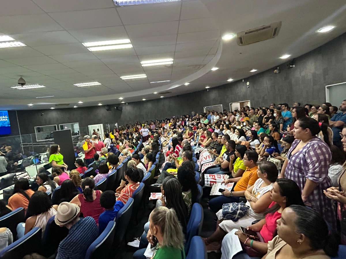 Professores acompanhando votação do reajuste salarial na Câmara Municipal de Teresina