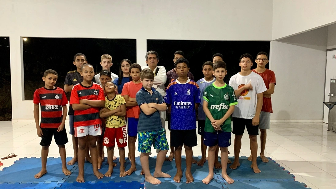 Projeto ensina jiu-jitsu a crianças