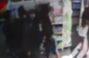 Roubo dos adolescentes em farmácia no RJ (Foto: Reprodução)