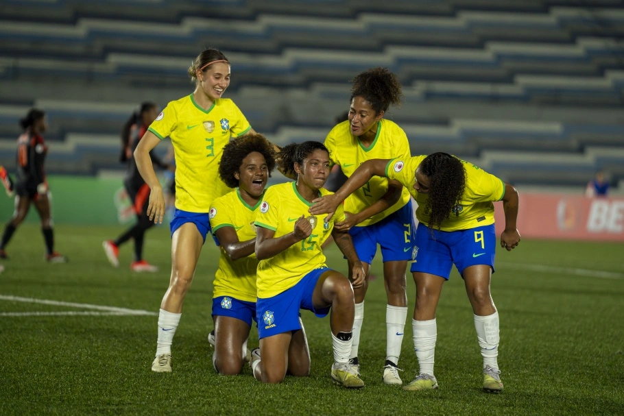 Seleção vence Colômbia e está classificada para a Copa do Mundo
