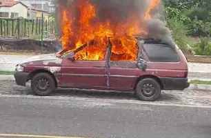 Veículo pega fogo na zona Sudeste de Teresina (Foto: Reprodução)