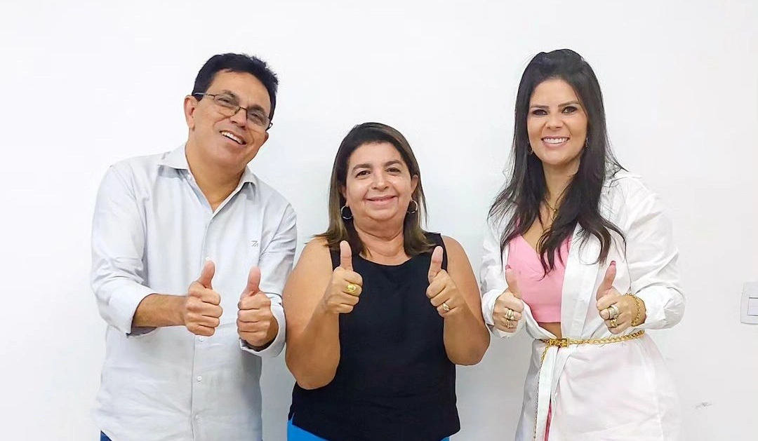 Zé Santana à esquerda e Chirlene no meio com blusa preta