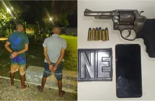 Adolescente apreendido, rapaz que o acompanhava e arma apreendida pela polícia (Foto: Reprodução)