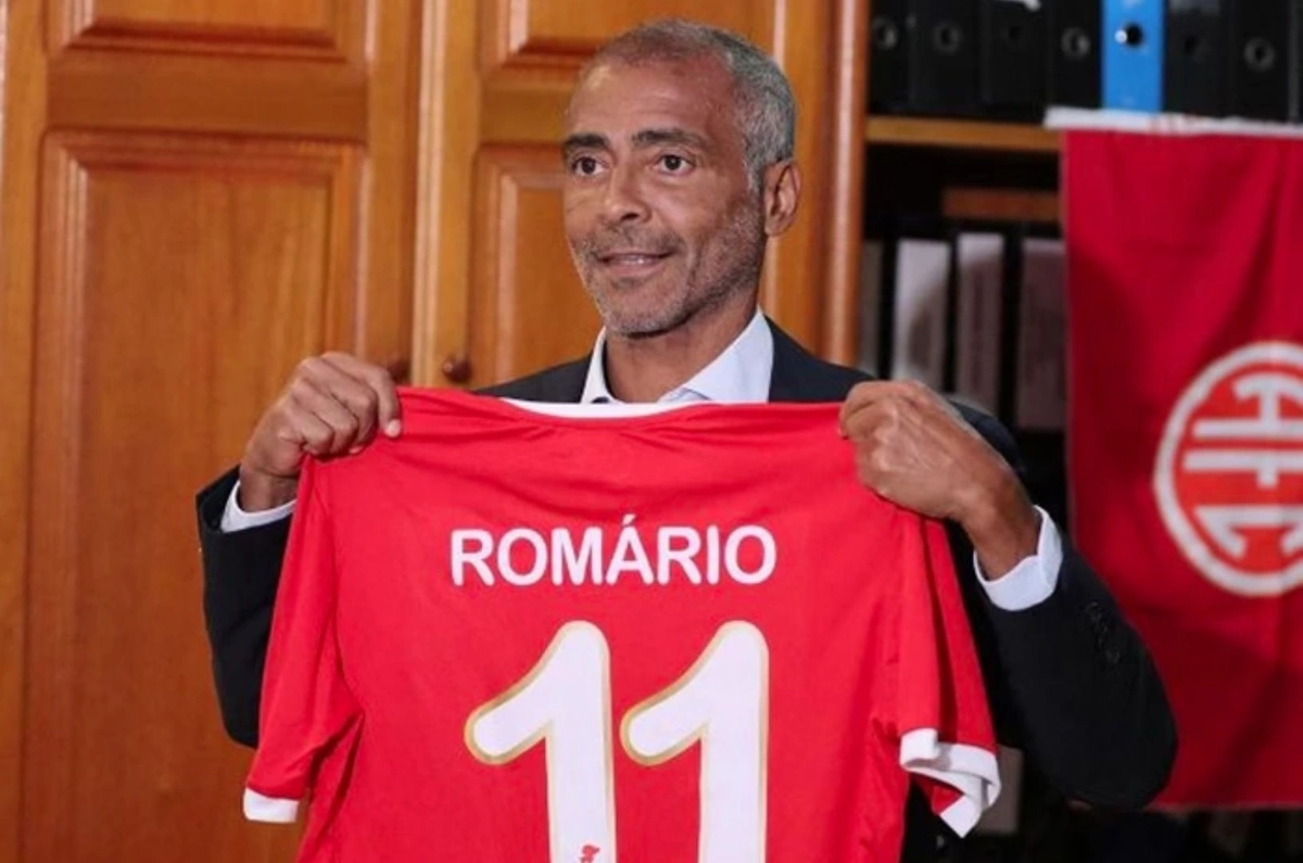Aos 58 anos, Romário quer retornar ao futebol pelo camepeonato carioca