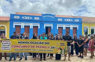 Aprovados em concurso que estão impedidos de assumir cargo protestam em Pedro II (Foto: Maria Clara/Conecta Piauí)