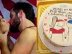 Fãs enviam bolo para ex-BBBs Isabelle e Matteus de comemoração a um mês de beijo