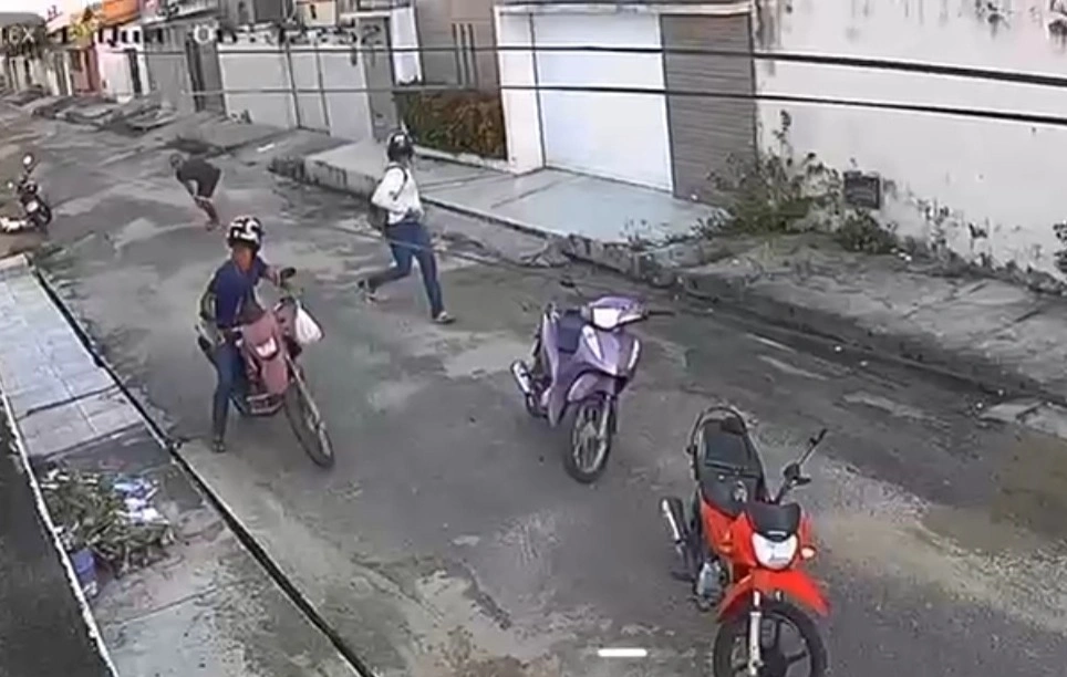 Câmera flagra criminosos roubando motocicleta e abandonando outra em Teresina
