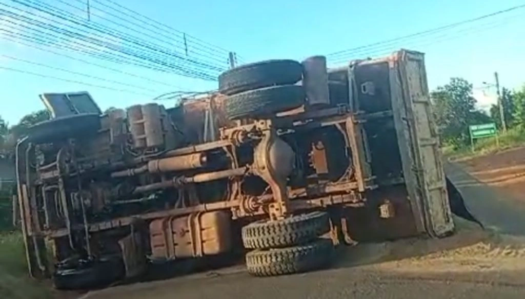 Caminhão carregado de areia tomba após passar sob quebra-molas em rodovia no Piauí