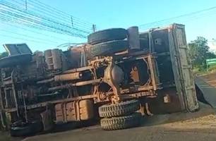 Caminhão carregado de areia tomba após passar sob quebra-molas em rodovia no Piauí (Foto: Reprodução)