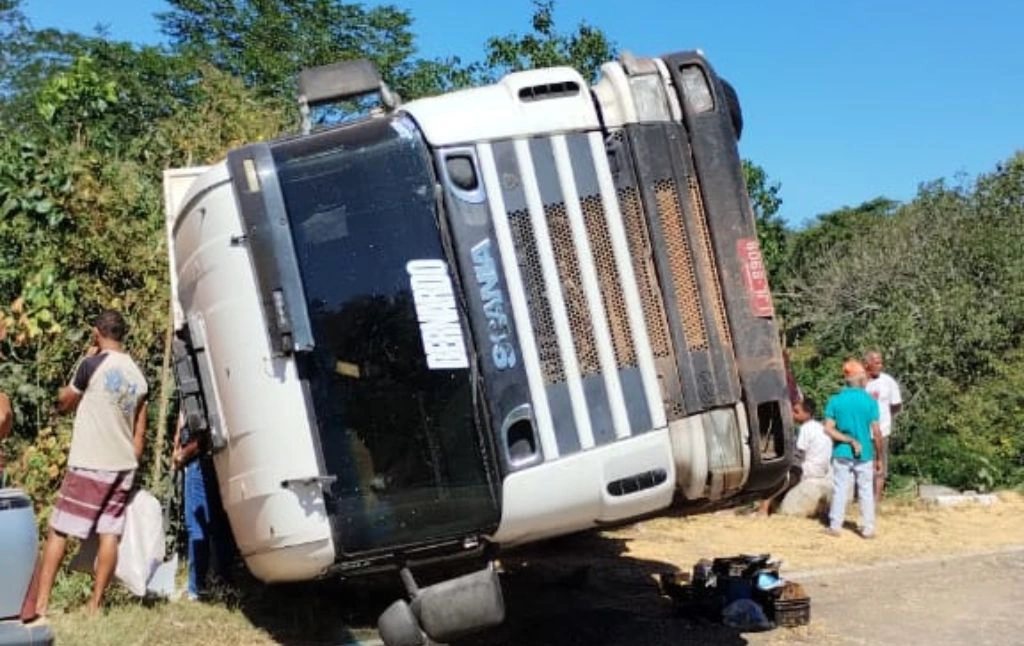 Caminhão com carga de milho tomba após perder freios entre Currais e Bom Jesus