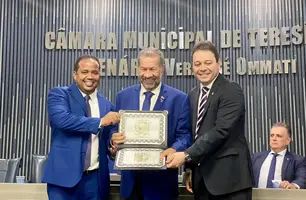 Carlos Lupi é intitulado cidadão teresinense e assina novo posto do INSS na Câmara (Foto: Alessandra Fonseca/Conecta Piauí)