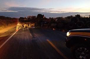 Carreta tomba e interdita dois sentidos do trecho da BR-316 em Valença do Piauí (Foto: Divulgação/PRF)