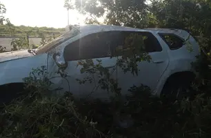 Carro capota e casal em motocicleta fica ferido após acidente na BR-343 em Parnaíba (Foto: Reprodução)