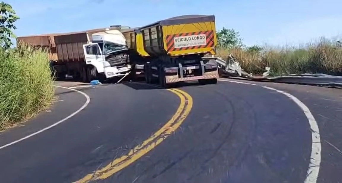 Colisão entre os caminhões em estrada no Piauí