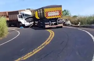 Colisão entre os caminhões em estrada no Piauí (Foto: Reprodução)