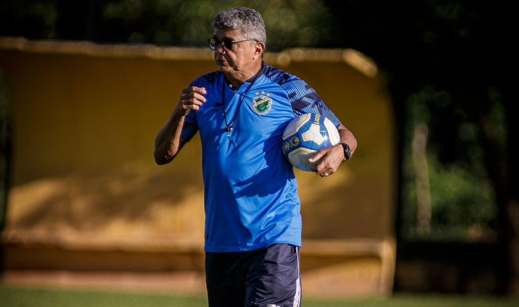 Com trocas de treinadores, Flávio Araújo revela motivos que o fez permanecer no Altos-PI