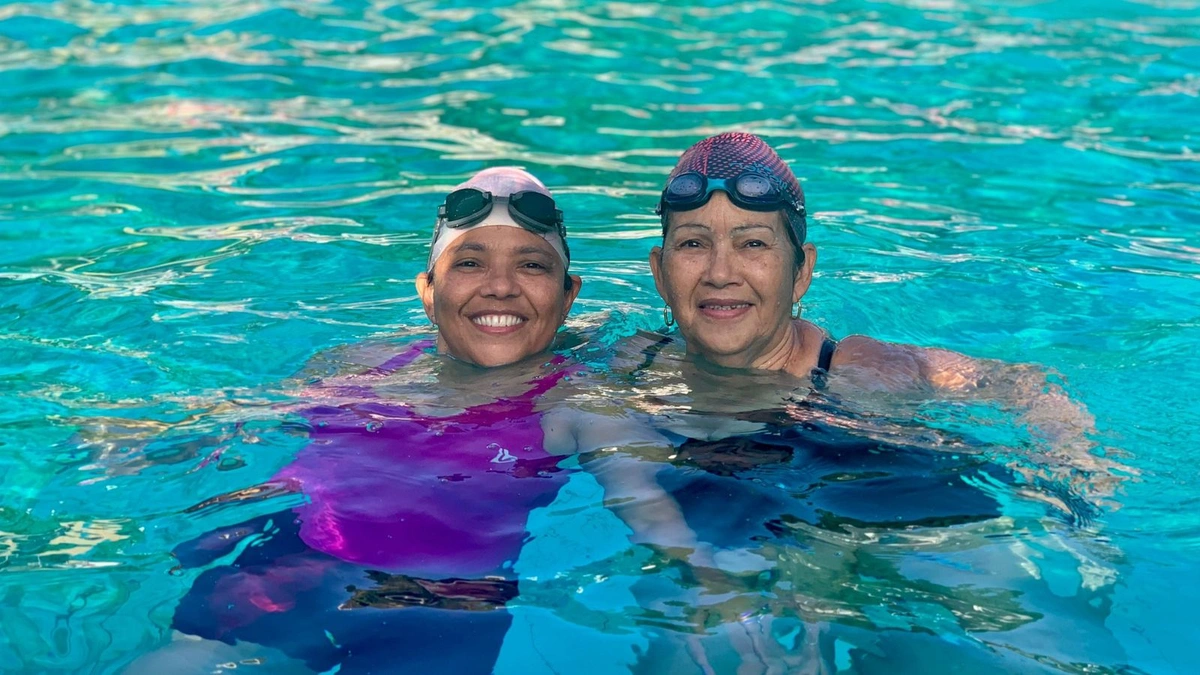 Débora e Sônia na piscina do CMT