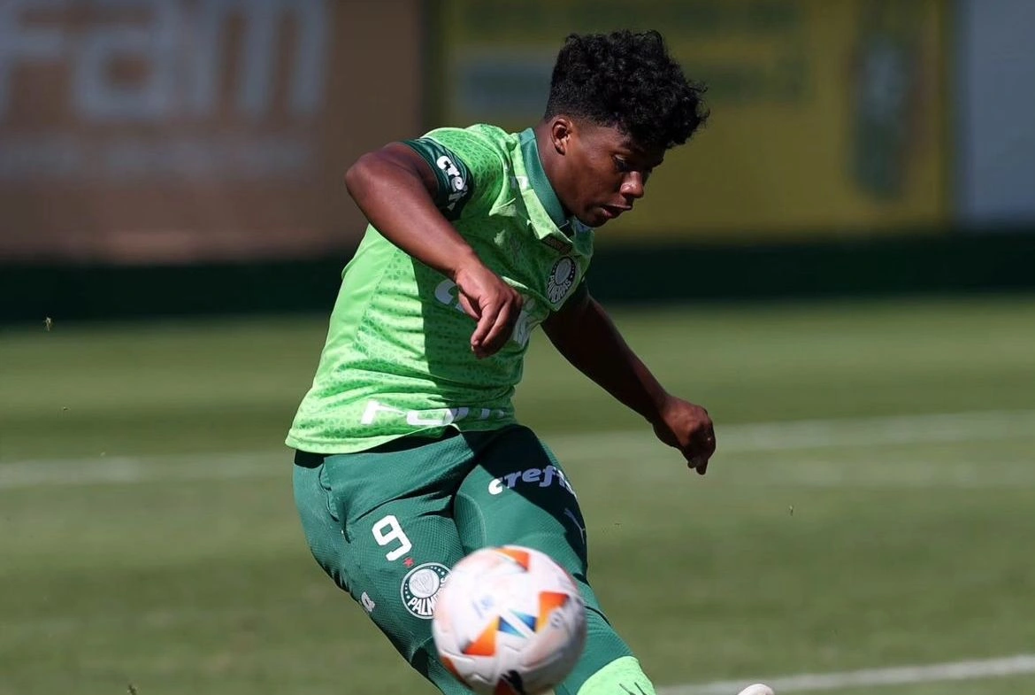 Endrick realiza último treino com a camisa do Palmeiras