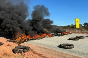 Entrada da cidade foi fechada com pneus queimados (Foto: Reprodução)