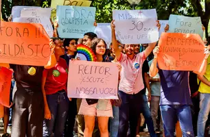 Estudantes protestam por melhorias na UFPI (Foto: Mariana Medeiros)
