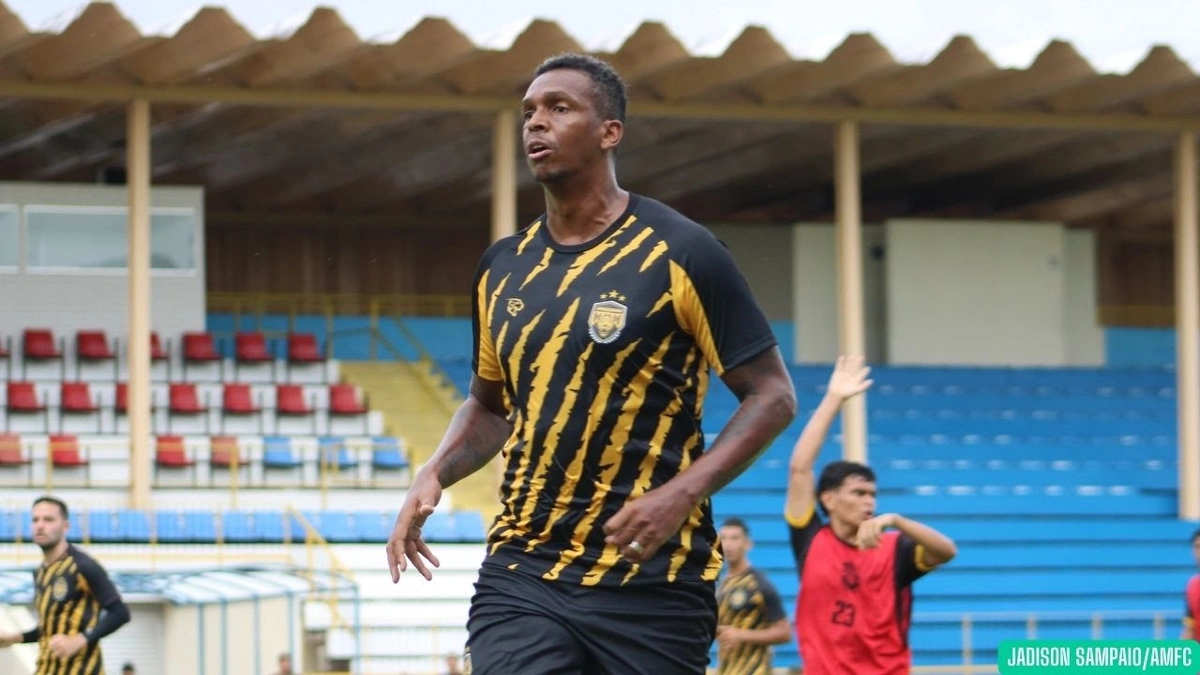 Ex-Corinthians, Jô, é preso, antes de jogo na série B, por não pagar pensão alimentícia