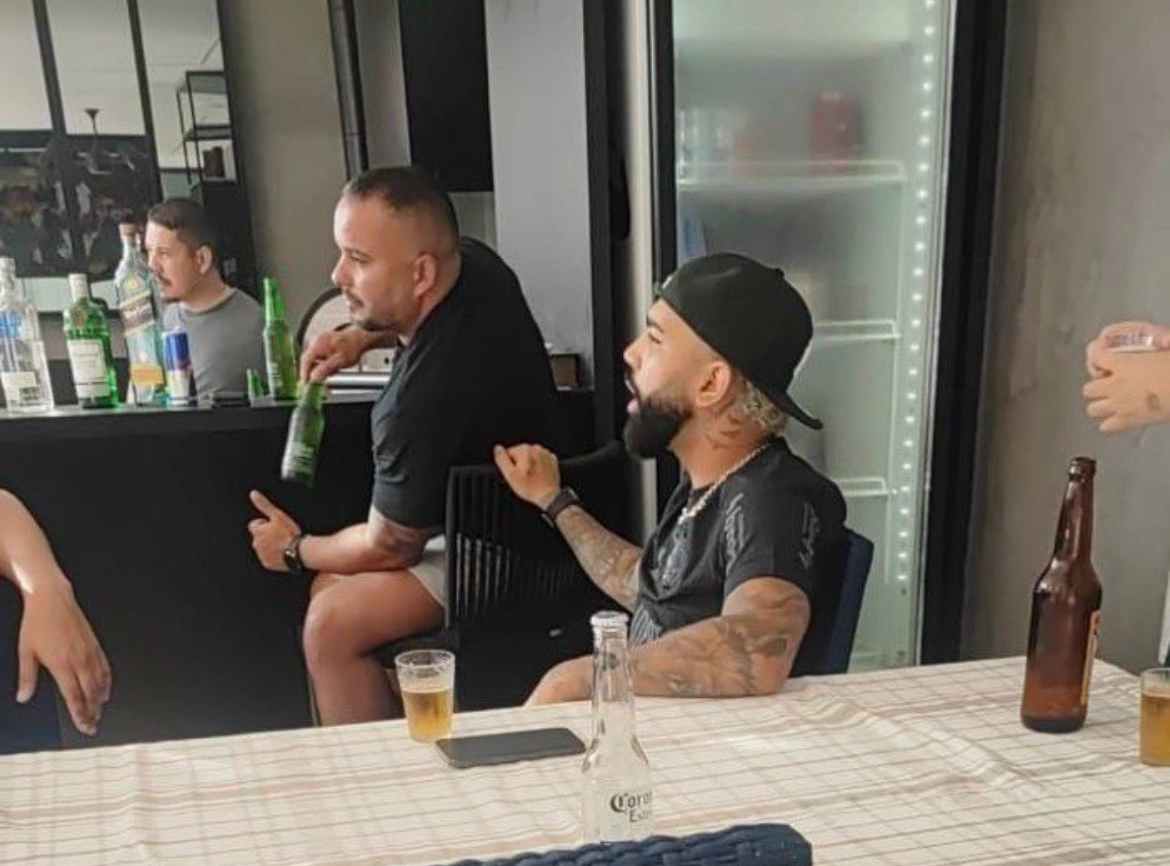 Gabigol é flagrado com a nova camisa do Corinthians e causa revolta na torcida rubro negra