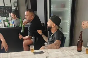 Gabigol é flagrado com a nova camisa do Corinthians e causa revolta na torcida rubro negra (Foto: Reprodução)