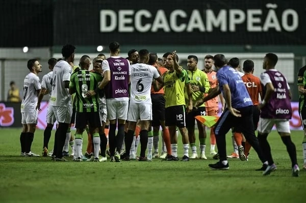 Gol do América-MG gera confusão em partida contra o Santos na Série B