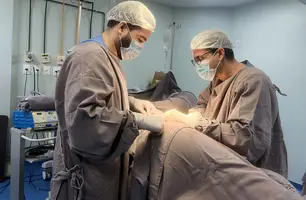 Mãe doa rim para o filho no Hospital Getúlio Vargas (Foto: Divulgação/ Sesapi)