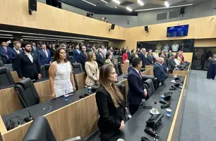 Ministro do STJ, Antonio Carlos, recebe o título de cidadão piauiense na Alepi (Foto: Alessandra Fonseca/Conecta Piauí)