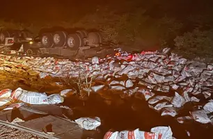 Motorista tomba carreta e fica preso nas ferragens na PI-226 em Buriti dos Montes (Foto: Reprodução)