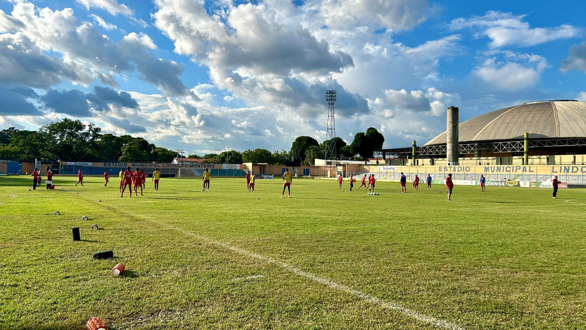 Novo reforço do River treina com o elenco e Gaspar analisa semana de treinamento