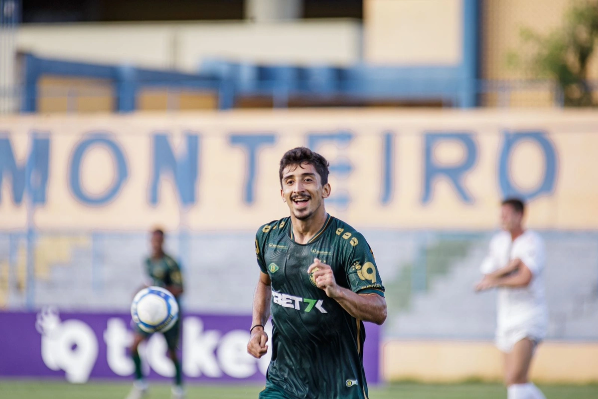 O atacante deu o passe para o primeiro gol e marcou o segundo na vitória de 3x0
