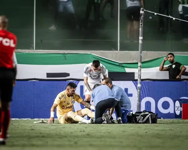 O goleiro João Paulo tem suspeita de lesão tendínea no tornozelo esquerdo e passará por exames