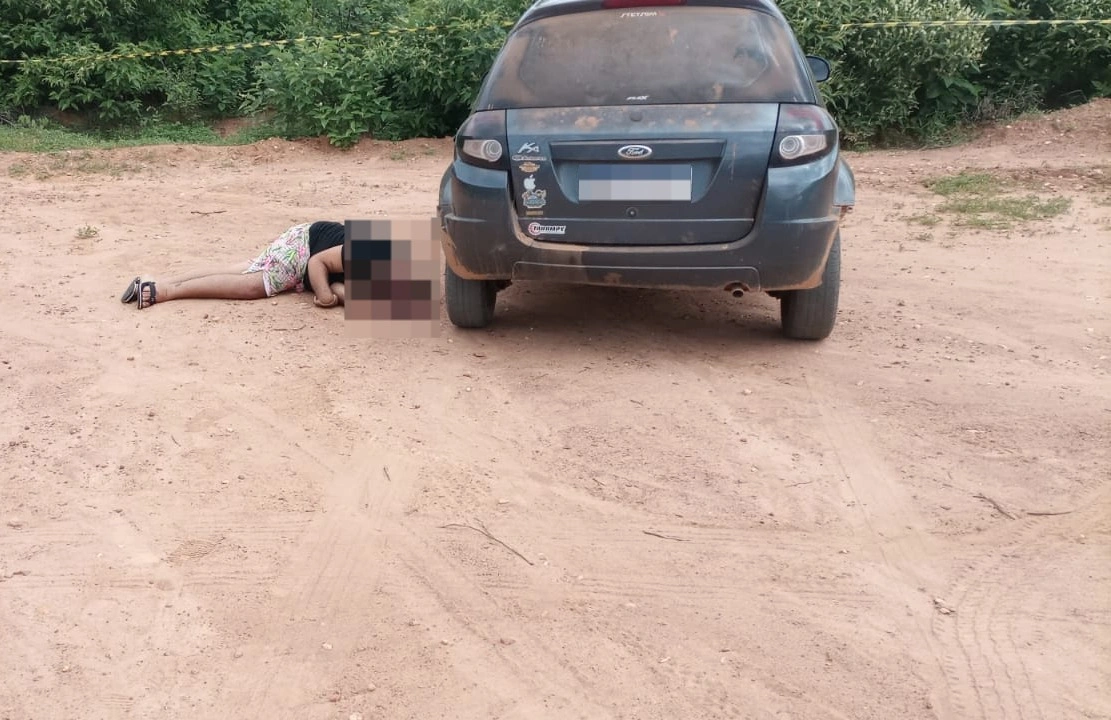 O homem foi encontrado já sem vida ao lado do seu carro em um campo de futebol