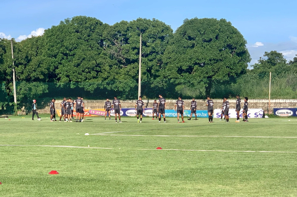 O primeiro contato, em campo, para treinar o time foi na tarde desta terça, no CT Afrânio Nunes