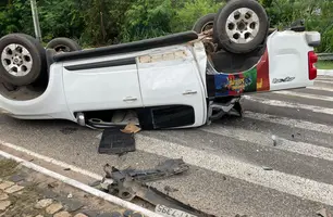 O veículo capotou com a força do impacto (Foto: Reprodução)